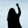 Εκπαιδευτικός γυναίκα γράφει σε ψηφιακό πίνακα και φαίνεται μόνο το περίγραμμα της σκιάς της