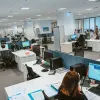 Δημόσιοι υπάλληλοι την ώρα που εργάζονται σε δημόσια υπηρεσία