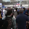 Συγκεντρωμένος κόσμος στο αεροδρόμιο της Αθήνας Ελευθέριος Βενιζέλος