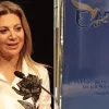Η Μαρία Καρυστιανού με φόντο το λογότυπο του κόμματός της «Ελπίδα»