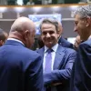 Ο πρωθυπουργός Κυριάκος Μητσοτάκης σε συζήτηση στις Βρυξέλλες
