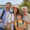 ΟΠΕΚΑ: Αρχίζουν οι αιτήσεις για κοινωνικό τουρισμό, βιβλία, θέατρο και οικογένειες