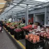 Πάγκος με φρούτα σε λαϊκή αγορά 