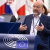 Σάκης Αρναούτογλου