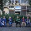 Συνταξιούχοι κάθονται σε πλατεία