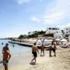 Εργαζόμενοι βρίσκονται στη θάλασσα με την άδεια τους για το καλοκαίρι και αφού έλαβαν το επίδομα αδείας