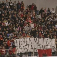 Το πανό οπαδών της Παρτιζάν Τιράνων