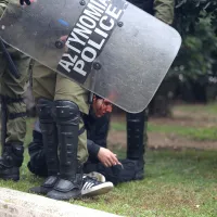 τραυματισμένος διαδηλωτής από ΜΑΤ