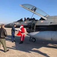 Ο Άγιος Βασίλης με... F16