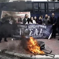 Διαδηλωτές αναπληρωτές καίνε τις βαλίτσες τους
