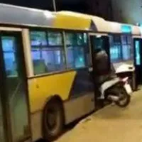 Μπήκε με το μηχανάκι στο λεωφορείο του ΟΑΣΑ