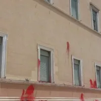 Μπογιές στο κτίριο της Βουλής
