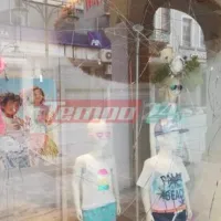 Επίθεση σε βιτρίνες στην Πάτρα