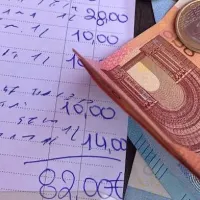 Πλήρωσαν 82 ευρώ για 8 αναψυκτικά