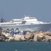 Το Paros Jet παλεύει με τα κύματα 