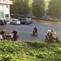 Ο Μίχος έξω από το Συνεργείο την ώρα που η επίθεση έχει τελειώσει