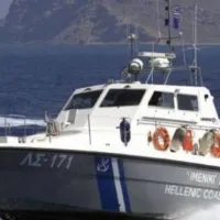 Από αλιευτικό περισυνελέγησαν σώοι και καλά στην υγεία τους δύο ημεδαποί, όταν το φοσκωτό σκάφος στο οποίο επέβαιναν παρουσίασε εισροή υδάτων ενώ βρίσκονταν στα ανατολικά του Πόρου Κεφαλληνίας. Τα δύο άτομα θα παραληφθούν από τουριστικό επιβατηγό σκάφος και θα μεταφερθούν στο λιμάνι.