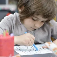 Απαλλάσσει από την ευθύνη τους Δήμους που είχαν υπογράψει 9 μήνες πριν την ένταξή τους στην υποχρεωτική προσχολική εκπαίδευση