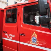 Χωρίς τις αισθήσεις του εντοπίστηκε σήμερα το πρωί ένας άνδρας, κατά την διάρκεια κατάσβεσης πυρκαγιάς σε σπίτι, στην περιοχή Ιτιές της Πάτρας. Ειδικότερα, η Πυροσβεστική ειδοποιήθηκε για φωτιά σε διώροφο σπίτι και όταν οι πυροσβέστες μπήκαν στο ισόγειο, εντόπισαν τον άνδρα χωρίς τις αισθήσεις του, ενώ η εστία της φωτιάς ήταν στο χώρο της κουζίνας.