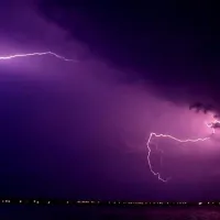 Καταρρακτώδης βροχή και κεραυνοί στη Μαγνησία- Προβλήματα στην ηλεκτροδότηση