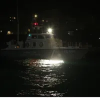 Το μεγαλύτερο σκάφος πέρασε κυριολεκτικά πάνω από το μικρό βαρκάκι