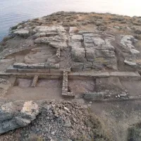 Μνημειακό ανάλημμα κλασικών-ελληνιστικών χρόνων και ορθογώνιοι χώροι της ύστερης αρχαιότητας / Πρωτοβυζαντινών χρόνων
