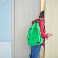 μαθητής σχολική τσάντα πόρτα τάξης