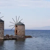 ανεμόμυλοι θάλασσα αίθριος καιρός