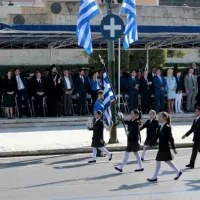 Πλήθος κόσμου στη μαθητική παρέλαση στο κέντρο της Αθήνας