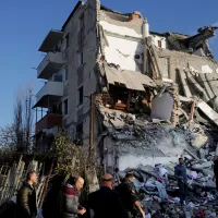 alvania seismos nekroi travmaties