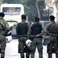 Αστυνομική επιχείρηση για την εκκένωση κτιρίου στα Εξάρχεια