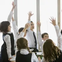 Μαθητές και καθηγήτρια στη σχολική τάξη