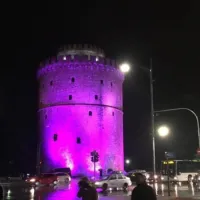 Μωβ φωταγωγήθηκε ο Λευκός Πύργος για τα πρόωρα παιδιά