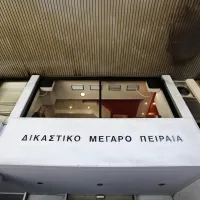 dikastiria peiraia