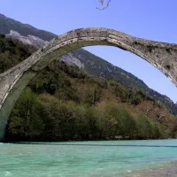 gefyri tis plakas