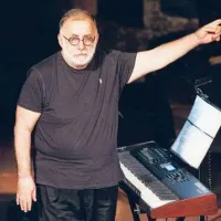 Θάνος Μικρούτσικος