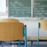 σχολική αίθουσα και καρέκλες