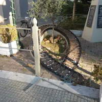 vandalismos trikala mnimeio