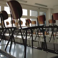 θρανία καρέκλες σχολική τάξη σχολείο