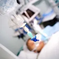 Μάχη για τη ζωή του στη ΜΕΘ δίνει ο 30χρονος που πνίγηκε με σουβλάκι