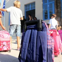 πρωτοβάθμια εκπαίδευση, δημοτικό, αυλή μαθητές, σάκες