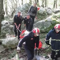 Τέσσερις άνθρωποι ανασύρθηκαν νεκροί τα ξημερώματα από σπήλαιο στην περιοχή Καρμπουνάρι Λουτρακίου