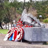 dompoli mnhmeio