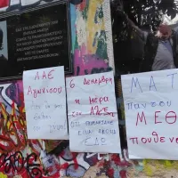 Λουλούδια στο σημείο όπου δολοφονήθηκε ο Αλέξης Γρηγορόπουλος