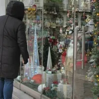 Ανοίγουν τα καταστήματα με εποχιακά είδη