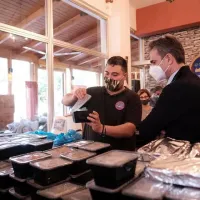 Ο Κυριάκος Μητσοτάκης στην ταβέρνα «Ο Κρητικός»