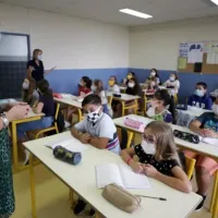 μαθητές κορονοιος τάξη μάσκες