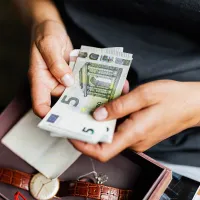 ΟΠΕΚΑ: Πότε πληρώνονται τα κοινωνικά επιδόματα του Μαρτίου