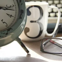 ρολόι, γυαλιά κούπα πληκτρολόγιο γραφομηχανή καθηγητές