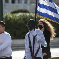 28η Οκτωβρίου, σημαιοφόρος, παρέλαση, μαύρος μαθητής, ελληνική σημαία